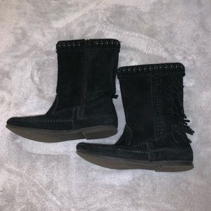 Minnetonka suede fringe boots